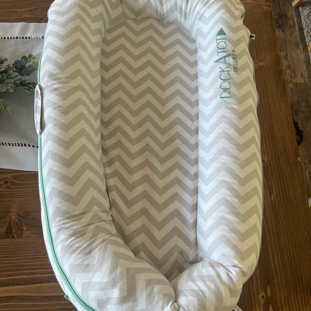 Dockatot Deluxe excellent condition